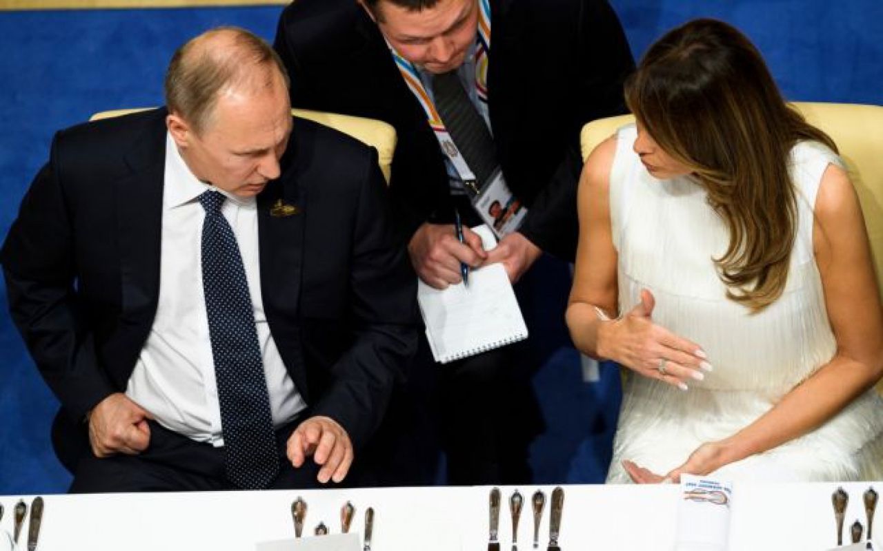 Vladimir Putin mărturiseşte că a minţit-o pe Melania Trump. 