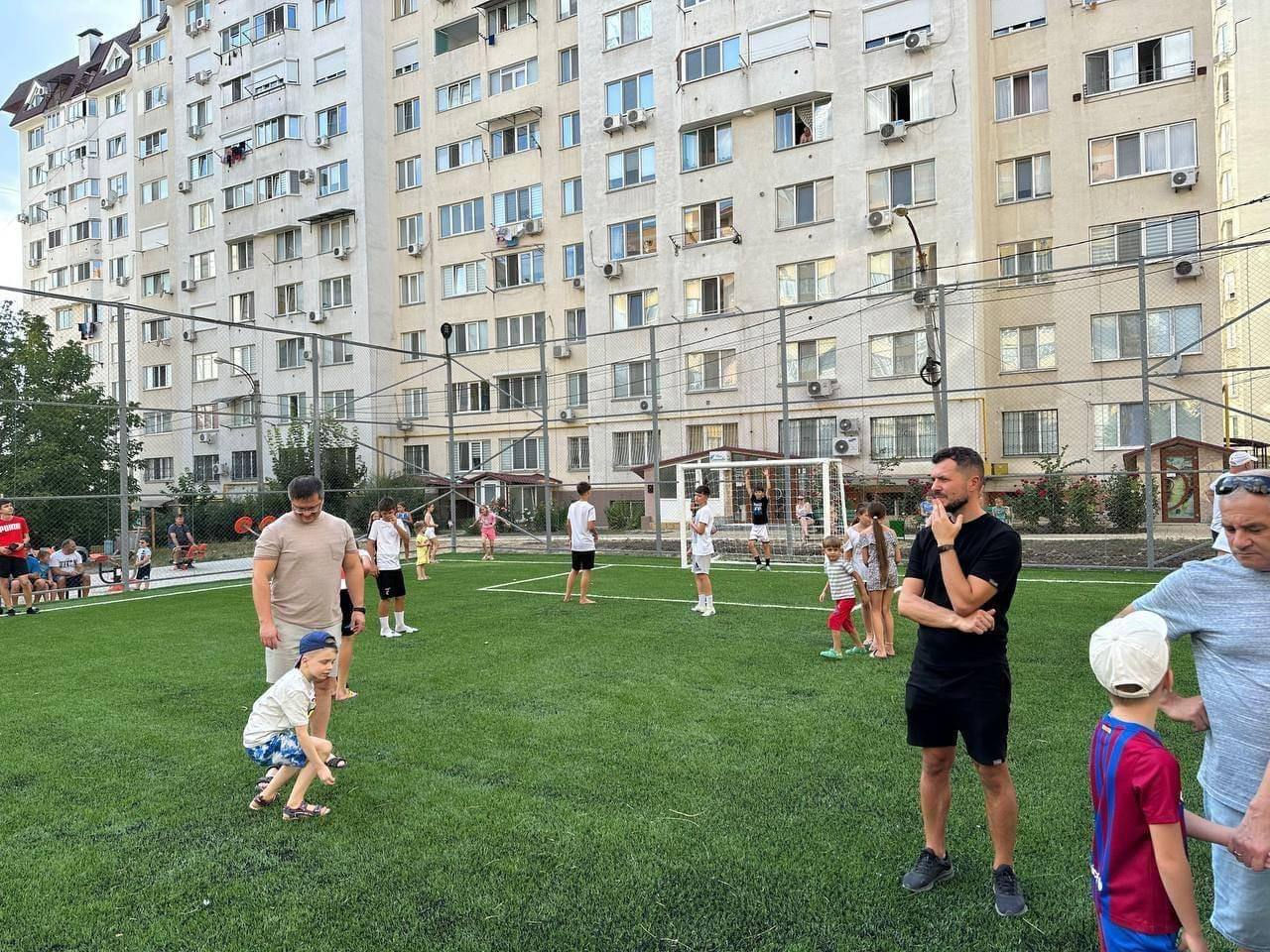 Новая площадка для мини-футбола была открыта во дворе в секторе Буюканы.