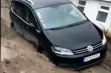 Самостоятельно вывезти автомобиль из опасной зоны водителю не удалось. 