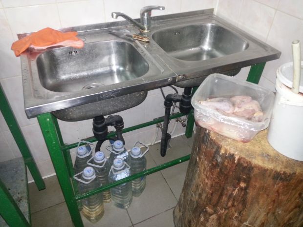 Circa 8.000 lei, care nu erau înregistraţi prin aparatul de casă şi control, au fost găsiţi în safeul contabilităţii. Foto: politia capitalei