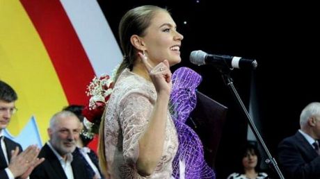 Pe degetul inelar al acesteia a fost zărit un inel care seamănă mult cu o verighetă.