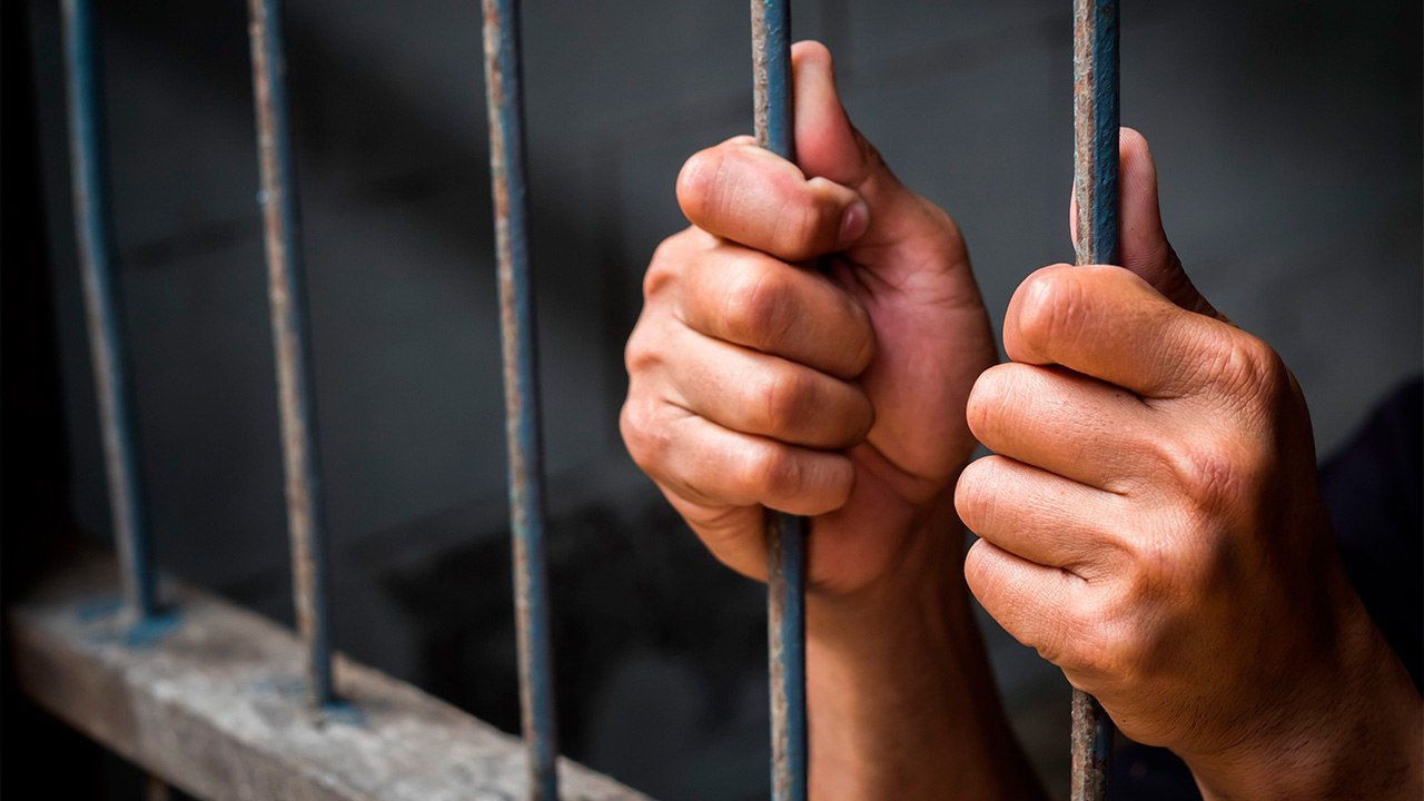Мужчина получил 20 лет тюрьмы за насилие над дочерью на протяжении 18 лет.