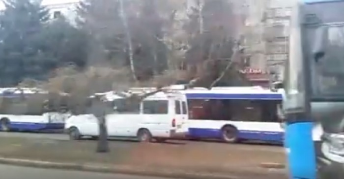Помимо автомобилей, из-за блокировки полосы встали троллейбусы.