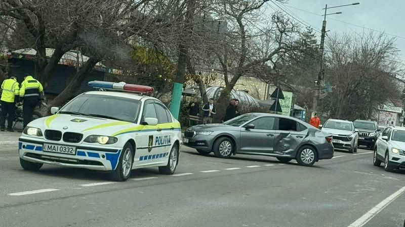 Автомобиль Skoda попал в ДТП в Яловенах: машина принадлежит мэрии.