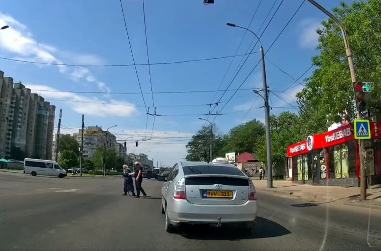 В Кишиневе таксист помог пожилой женщине перейти улицу.