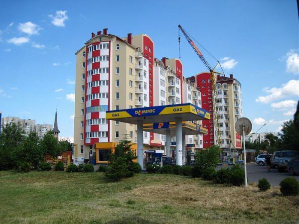 Pe strada Petricani, pe o distanță de 600 de metri, sunt tocmai cinci benzinării. Foto: evz.md