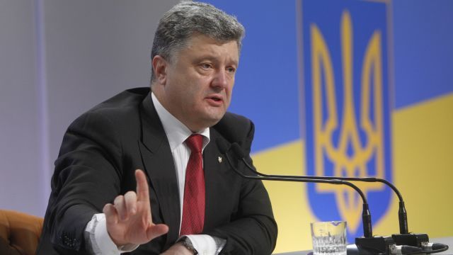 Petro Poroșenko ar putea fi forțat de Parlament să rupă relațiile diplomatice cu Moscova. 