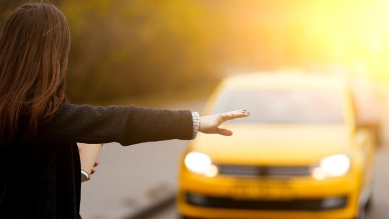 O taximetristă îi ducea la uşă soţului ei amanta, fără să ştie