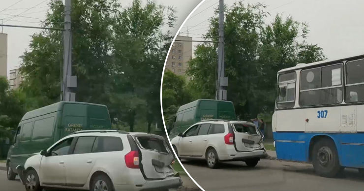 Цепная авария в столице: столкнулись микроавтобус, легковой автомобиль, такси и автобус.