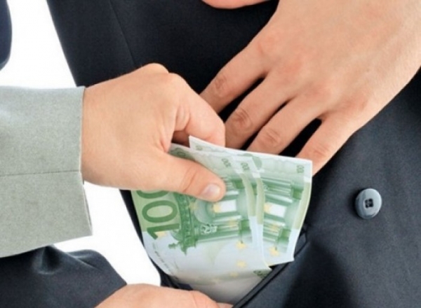 De asemenea, inculpatii au fost privati de dreptul de a ocupa functii publice timp de 3 ani si obligati sa achite amenzi a cate 24 mii lei.