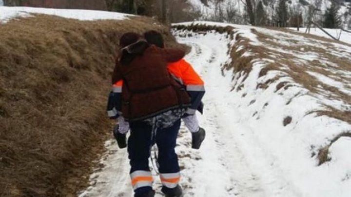 Un șofer de ambulanță a cărat în brațe un pacient. Explicația bărbatului