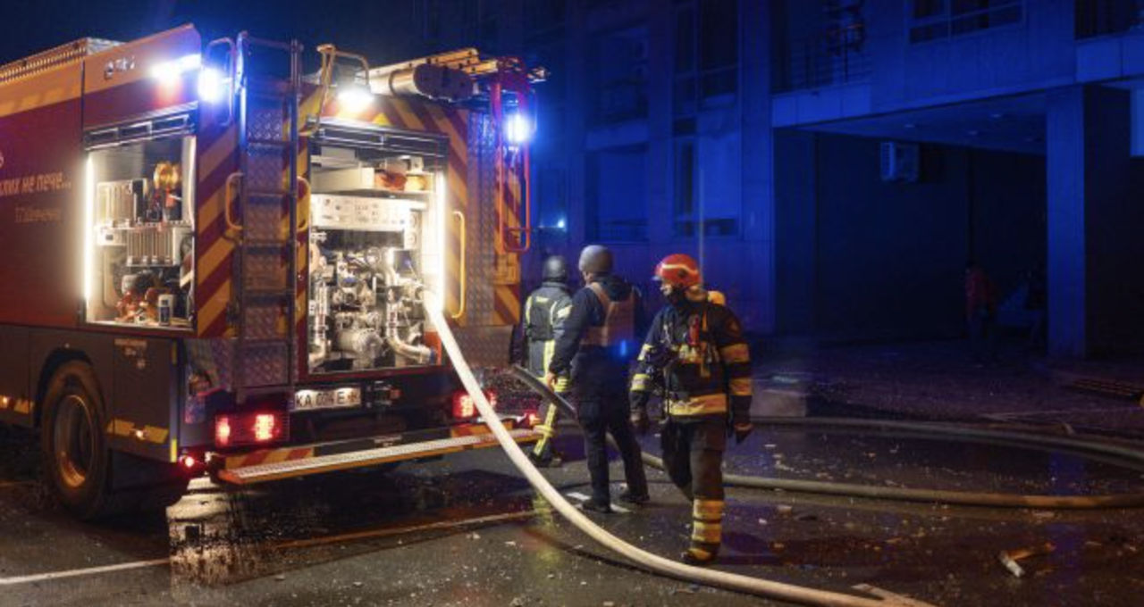 Rusia a atacat din nou Kievul: Sunt răniți și au izbucnit incendii.