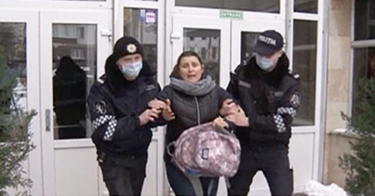 Женщину насильно вывели из здания суда за отказ надеть маску.
