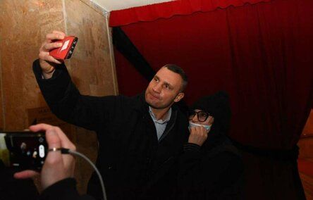 На похоронах Кернеса Кличко делал селфи с поклонницей.