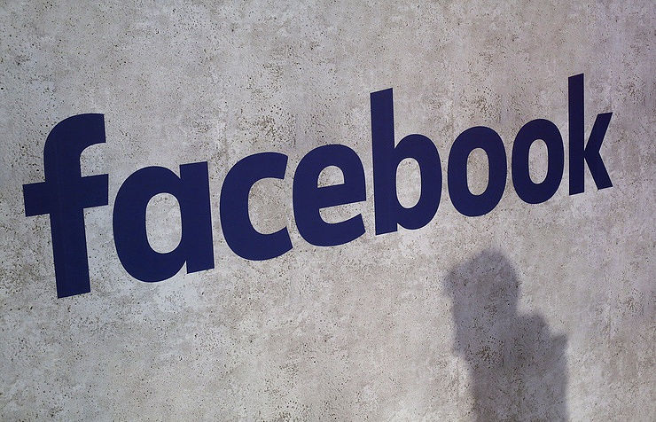 Facebook может быть заблокирован Роскомнадзором, если не перенесет базы данных в РФ. Фото: AP Photo