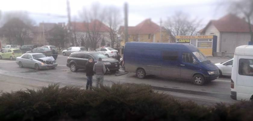 Trei automobile au fost avariate, după ce au fost implicate într-un accident în lanț.