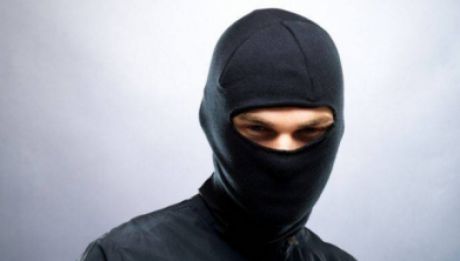 Din cauza loviturilor primite, femeia a căzut la podea fără cunoştinţă. S-a trezit din cauza durerilor şi a chemat ajutor. Foto: ziare.com