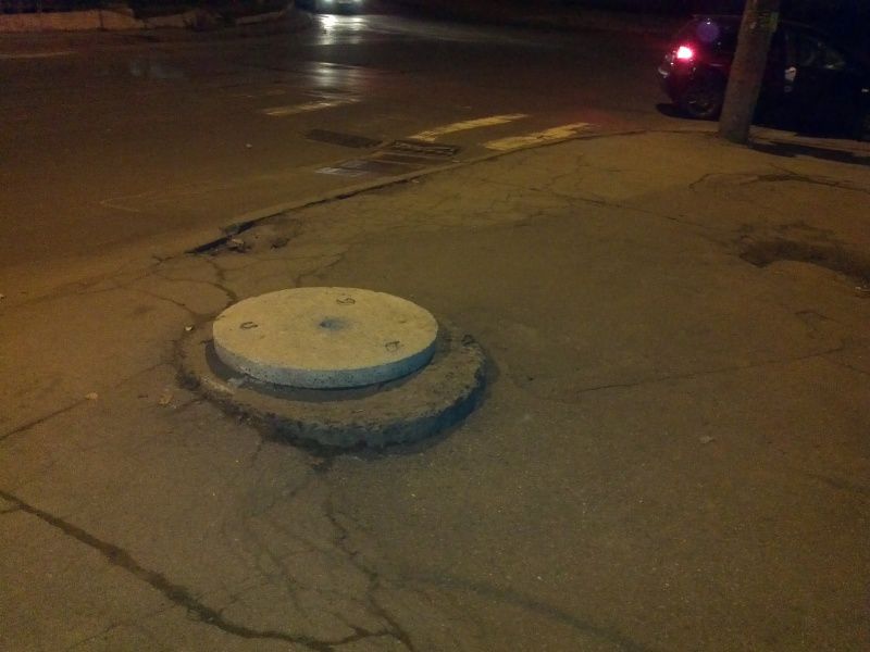 În capitală se fură tot mai multe capace de canalizare. Foto: alerte.md