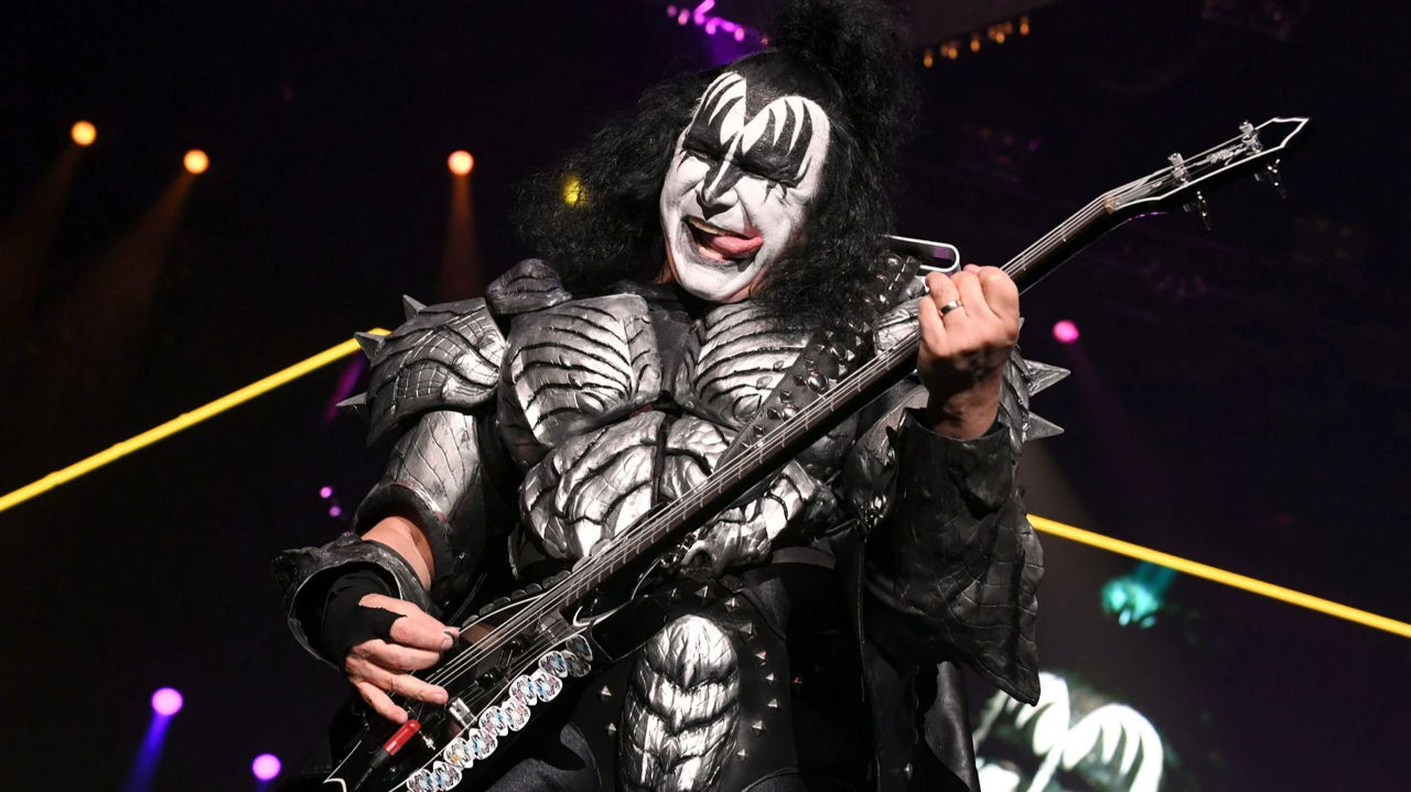Фронтмен группы Kiss попал в ДТП: потерял сознание за рулем.