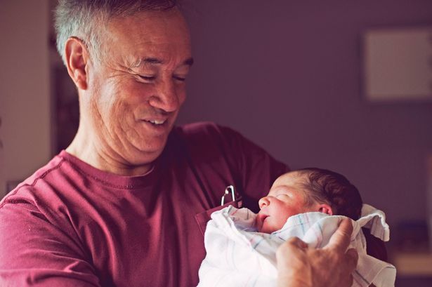 Copiii care au taţii mai în vârstă sunt programaţi genetic să trăiască mai mult.