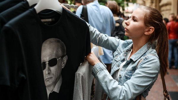 За полчаса до начала продаж к прилавку выстроилась внушительная очередь.