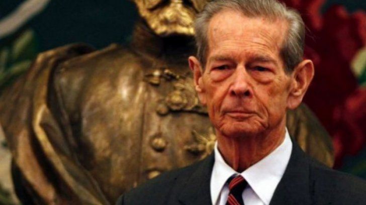 Sicriul Regelui Mihai, lăsat singur în ploaie minute în şir. Foto: realitatea.net
