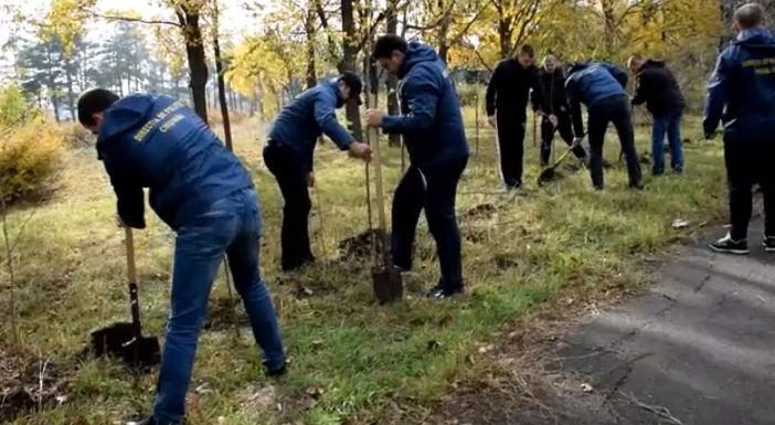 В посадке саженцев приняли участие участковые всех секторов столицы. 