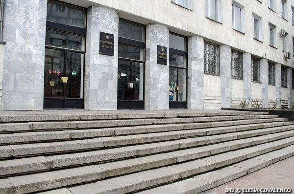 По данным прокуратуры, требование об закрытых заседаниях носит временный характер.