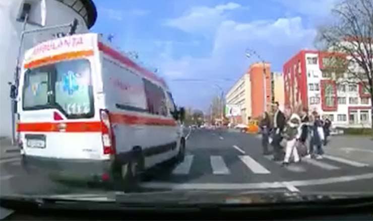 В шаге от трагедии: в Румынии скорая помощь едва не сбила 6 пешеходов.