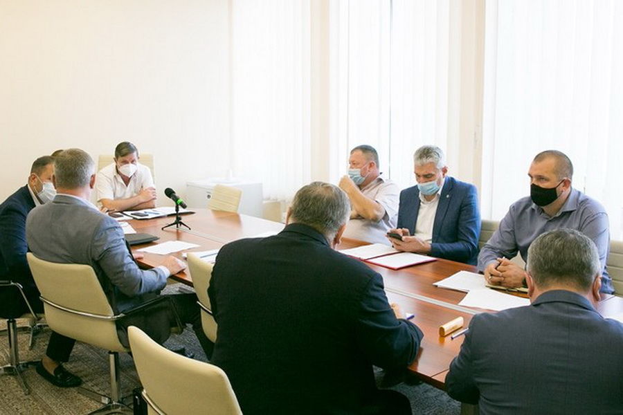 Ситуацию в сельском хозяйстве в стране и Гагаузии обсудили в парламенте. Фото: parlament.md.