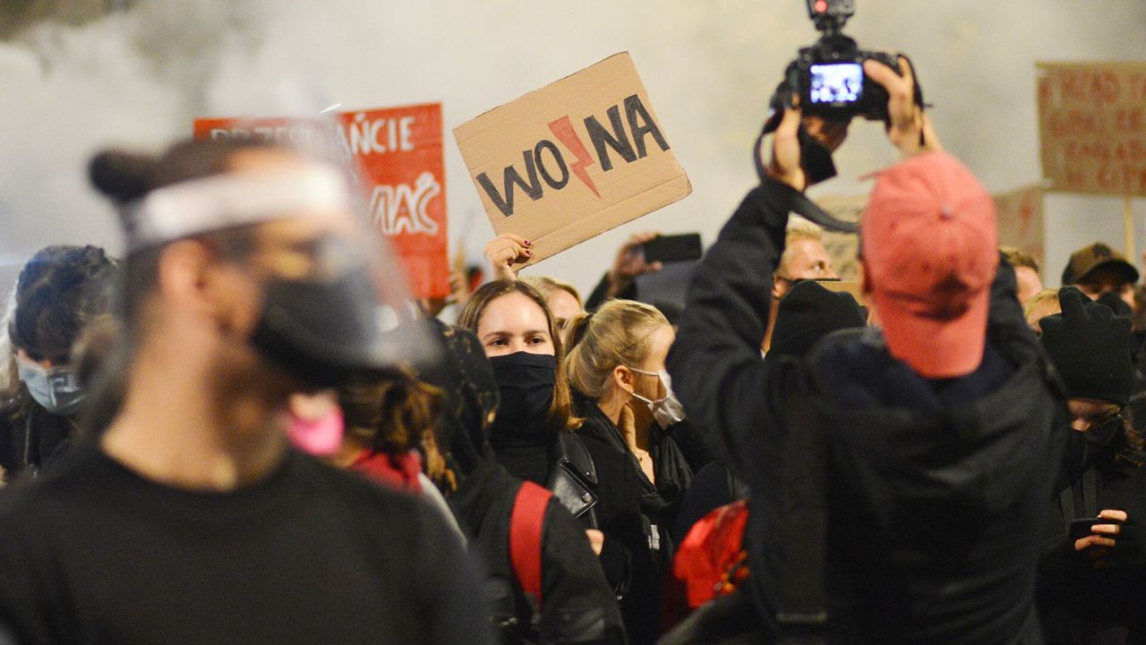 В Польше протестующие намерены продолжить акции против закона об абортах.