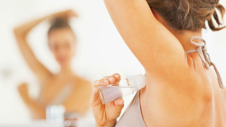 La ce pericole vă expuneți atunci când folosiți antiperspirantul