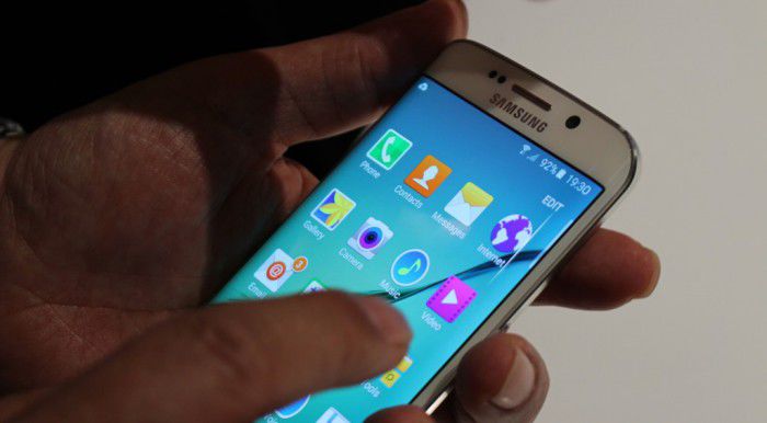 După câţiva ani de ecrane supra saturate de culoare, Samsung a ajuns să integreze cele mai performante display-uri în noul Galaxy S6.