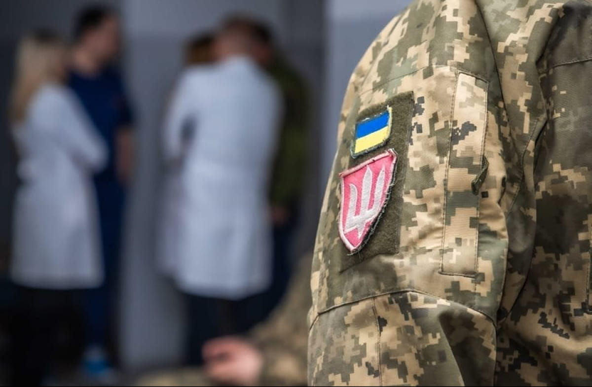 В Киеве мужчина зарезал врача прямо во время медосмотра в ТЦК.