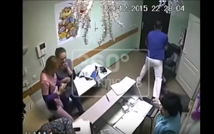 Din imagini se vede cum doctorul bătăuș l-a luat la pumni pe pacient.