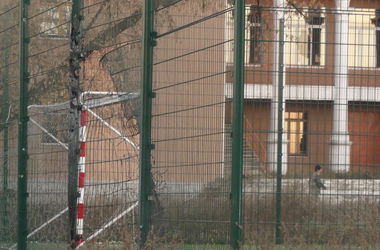 Снаряд попал на территорию школы.