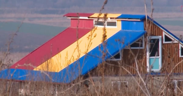 Крыша дома молдавского священника окрашена в цвета триколора.