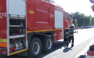 Un microbuz a fost cuprins de flăcări, ieri, pe strada Ceucari din capitală.
