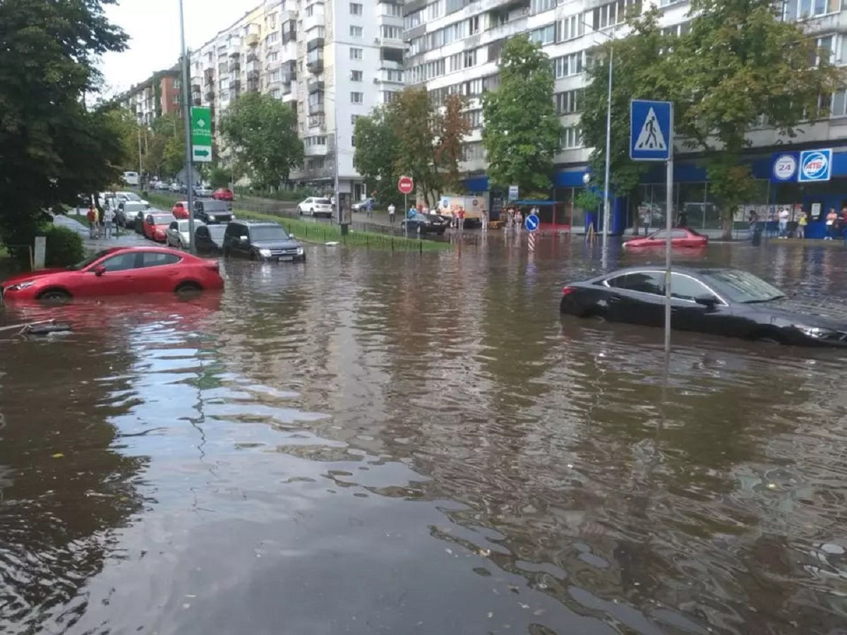 В Киеве из-за сильного ливня затопило улицы, подземные переходы.