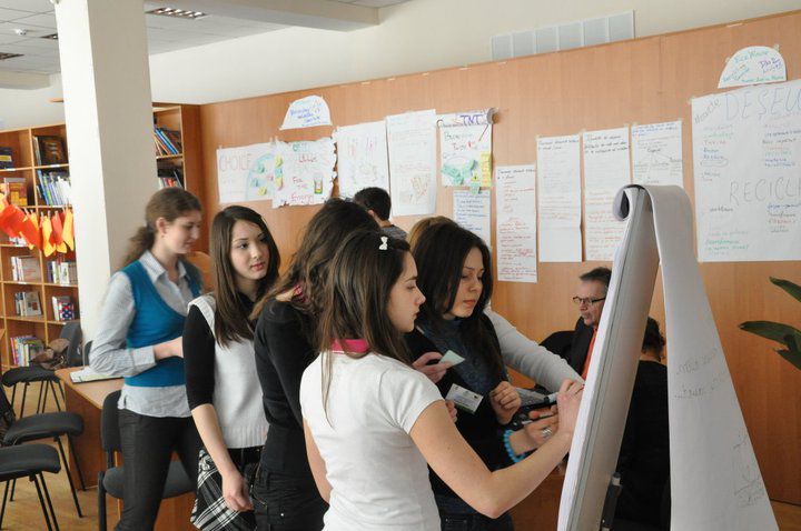 În 50 de licee din Capitală există riscul ca, în acest an, să nu fie formate clase liceale. Foto: chisinau.md