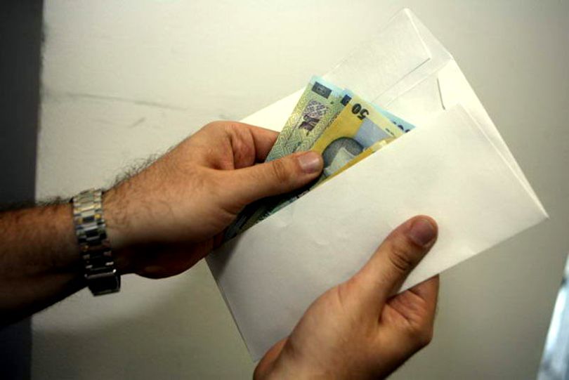 По новым законам работники образования Румынии потеряют на больничном 20% в зарплате.