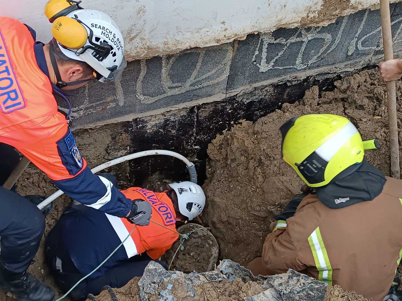 Un tânăr s-a prăbușit într-o groapă, după ce pământul s-a surpat pe un șantier din Capitală.