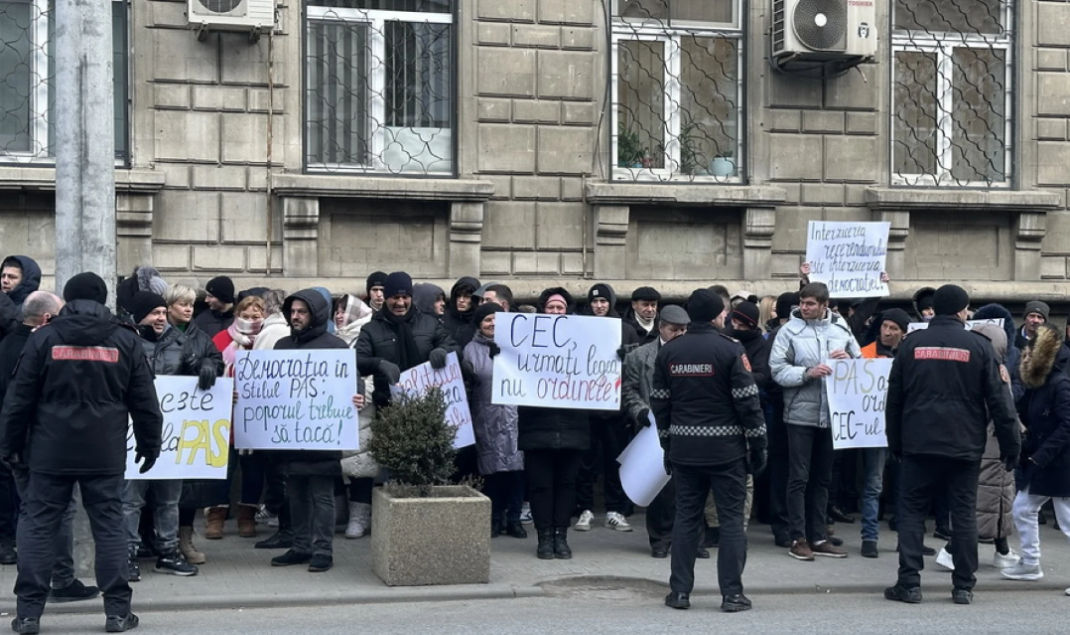 Partidul Inima Moldovei a organizat un protest în fața sediului Comisiei Electorale Centrale.