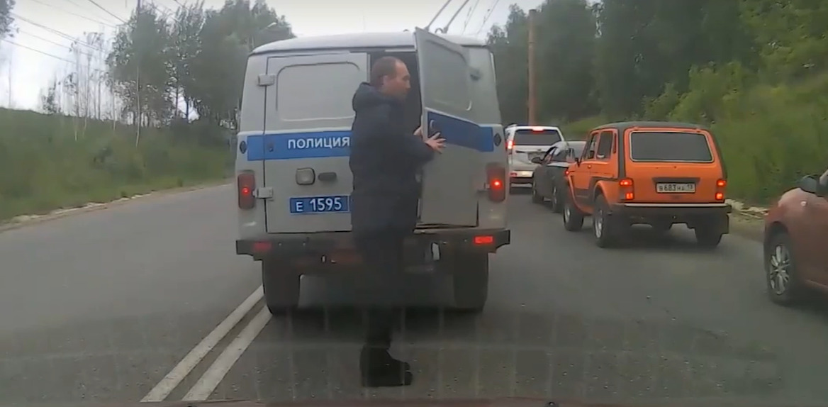 В Саранске задержанный сбежал из полицейского уазика прямо посреди Северо-Восточного шоссе. 