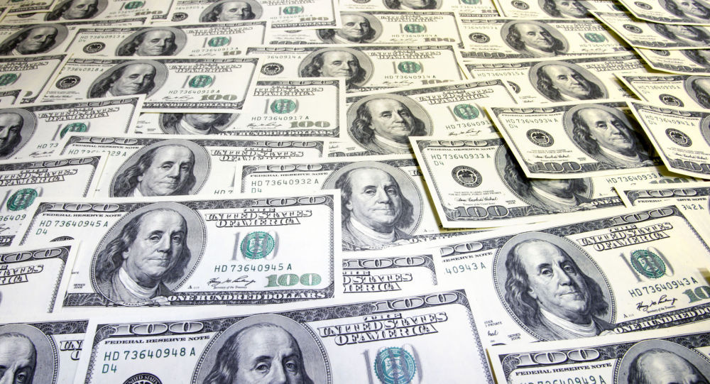 Двое мужчин предприняли попытку сбыть в банке фальшивые доллары, но их план провалился.