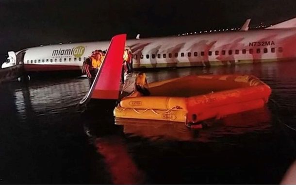 Воздушное судно рухнуло в реку сразу после взлета в аэропорту Джексонвилля.