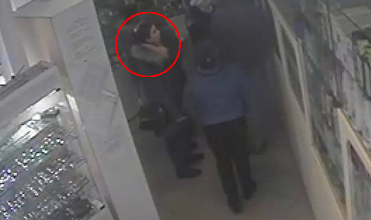 Tupeu fără margini: O tânără, surprinsă furând un telefon dintr-o farmacie