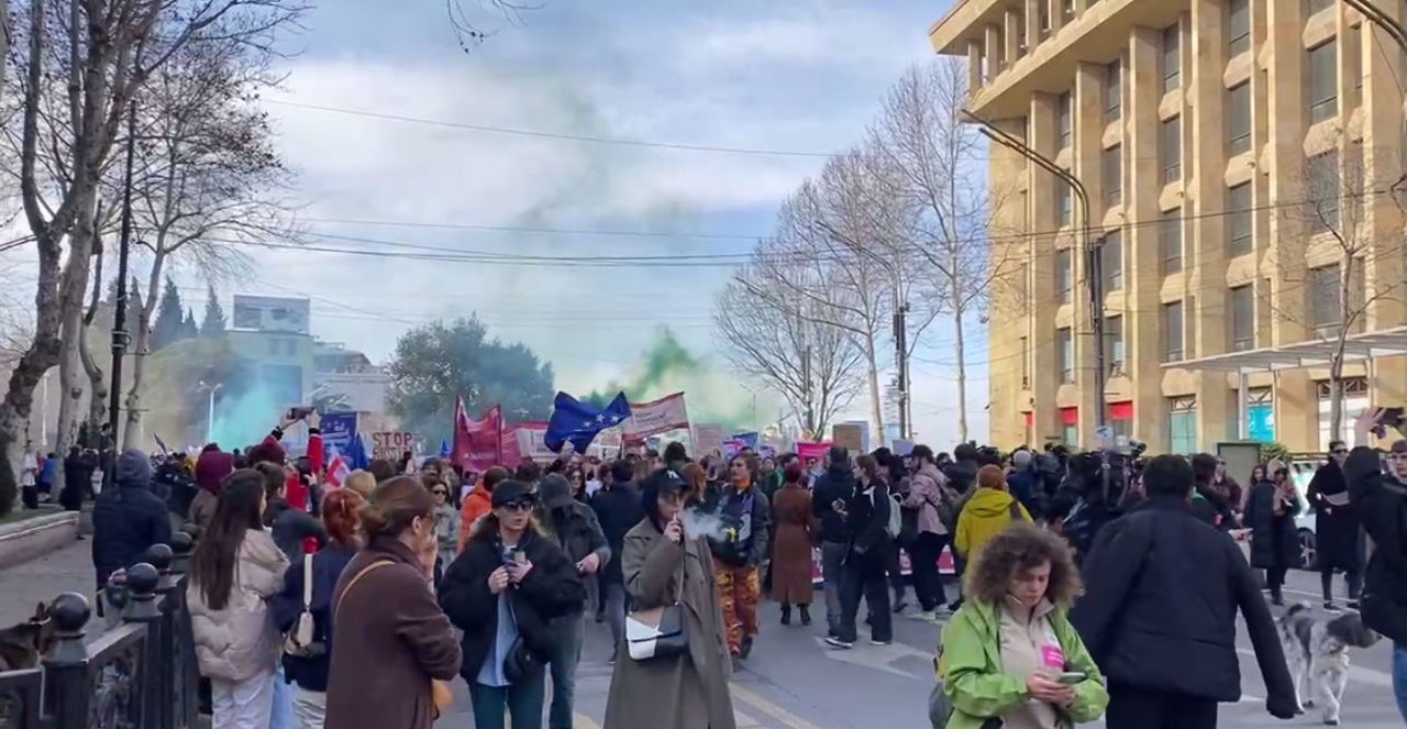 В центре Тбилиси вновь проходит акция против законопроекта об иноагентах.