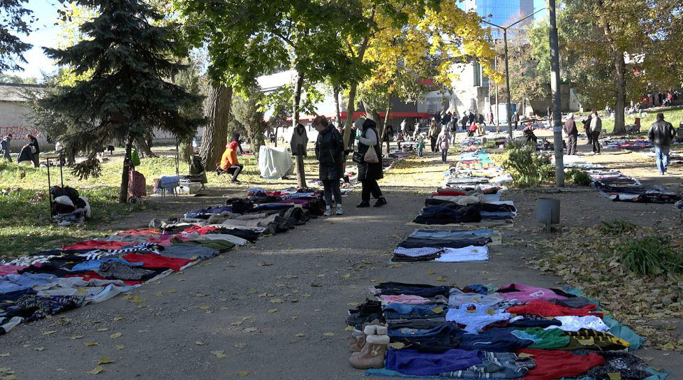 Центральный парк Бельц превратился в рынок секонд-хенд.
