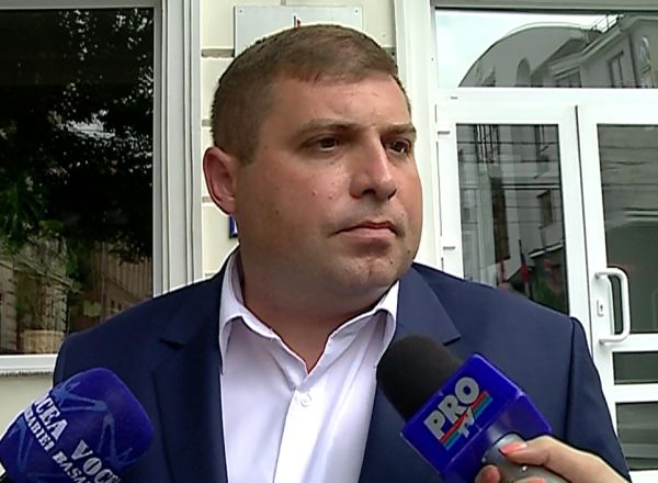 Sergiu Ciobanu recunoaste ca nici nu tine minte prea bine ce salariu a ridicat luna trecuta. Foto: protv.md